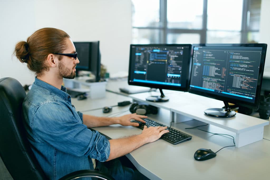 Développeur C# freelance en train de développer devant son ordinateur