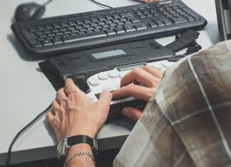 Homme utilisant un clavier d'ordinateur pour mal-voyants