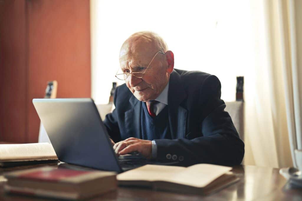 Homme âgé utilisant un ordinateur portable